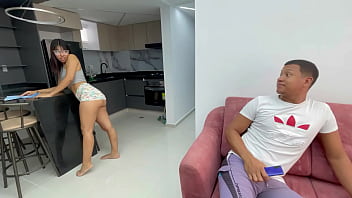 le bajo el estres a mi peque&ntilde_a hermanastra con una rica follada a su rico co&ntilde_o por ayudarle a hacer el aseo de la casa