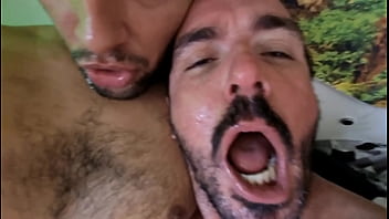 Tem gente que topa tudo por dinheiro e esse puto maduro,  entrou na vara e realizou varios fetiches com um casal de vizinhos