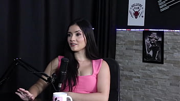 Na penetra&ccedil_&atilde_o do sexo ela tem dificuldade de gozar,  e o que ela faz de bom na cama &eacute_... - Karen Gon&ccedil_alves (SHEER/RED)