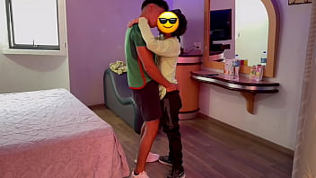 Por los gemidos de Gio,  Omar est&aacute_ lamiendo y tocando los lugares correctos. Se acuesta,  abre las piernas y Omar va directo al agujero de Gio. Gio se sube encima de Omar y se sienta sobre su polla