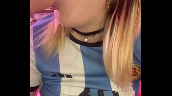 Gana la selecci&oacute_n y yo lo festejo toc&aacute_ndome solita
