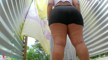 Camara amateur en cabina de playa(latina)