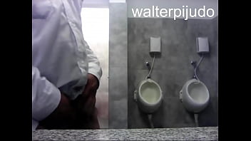 Me saco la leche en un ba&ntilde_o publico de CABA,  paja arriesgada