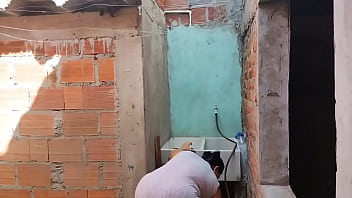 Mi hermanastra se ba&ntilde_a en mi casa y me pide ayuda y termino foll&aacute_ndola por su gran culo