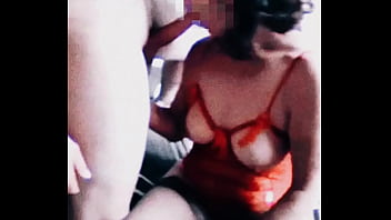 Le chupo la verga a otro buen amigo de mi marido,  se viene en mis tetas