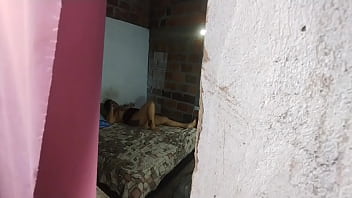 Veo a la puta de mi madrastra foll&aacute_ndose al amigo de mi pap&aacute_,  casi la descubren
