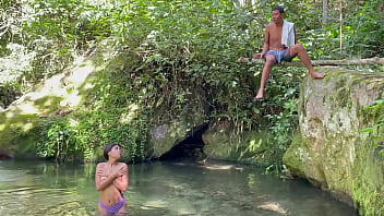 me follo a chica latina desconocida mientras toma un rico ba&ntilde_o en el lago