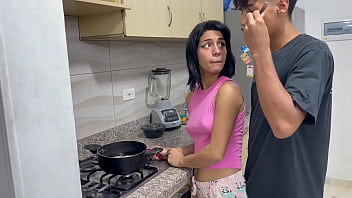 Mi peque&ntilde_a hermanastra quiere follar por primera vez en la cocina y le doy el mejor sexo de su vida. H.L.