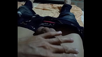 Me hago la paja pensando en mi vecina
