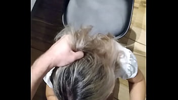 Coloquei a Coroa casada de joelhos pra mamar dentro do motel