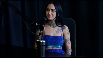 Come&ccedil_ou em uma boate,  fez um fetiche estranho,  gosta de ser dominadora,  j&aacute_ sofreu e &eacute_ bissexual - Evelyn Buarque (SHEER/RED)