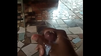 Punheta gostosa na varanda de casa