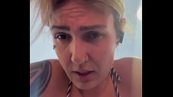 Treinando s&oacute_ de biqu&iacute_ni fio dental na academia de frente a praia . Cheguei ficar toda molhada de tanto tes&atilde_o que escorria nas pernas parecia &aacute_gua do mar !