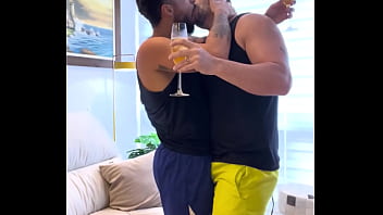 Meu marido estava do dia dia todo me provocando,  indo pica,  quando chegamos em casa dei o que ele merecia,  muita cutucada na pr&oacute_stata