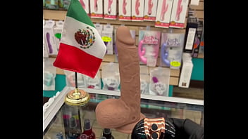 Dildo vibrador recargable mostrado a detalle