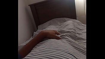 NOVINHO SE MASTURBA DE MANH&Atilde_ LEMBRANDO DA MADRASTA