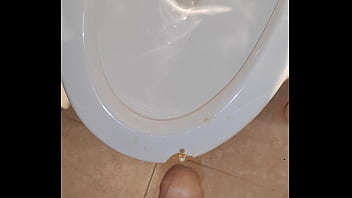 撒尿到桶里