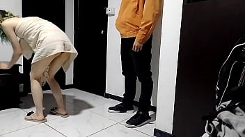 Freshly bathed I receive the delivery man and I receive him in panties so he can fuck me,  we do the 69 standing up!!!