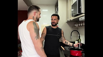 Ia ser s&oacute_ para assitir um epis&oacute_dio,  senti o pau dele dur&atilde_o e n&atilde_o aguentei e mamei,  como um bom marido,  ele fudeu meu cu como se n&atilde_o houve-se amanh&atilde_