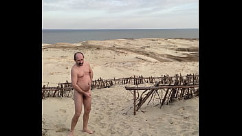У море