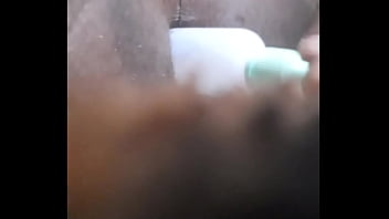 Cheio de tes&atilde_o em casa,  enfiando garrafinha no cu
