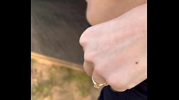 Novinha deu no meio da estrada