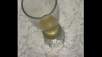 Mijando e gozando no copo