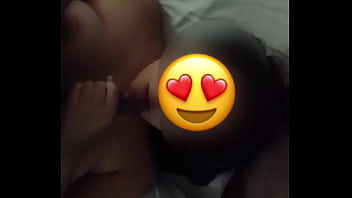 Rico sexo oral a pito grande y masturbaci&oacute_n a mojada vagina,  &eacute_l se viene y le da su lechita en la boca