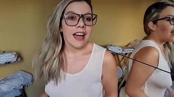 loira gostosa gosta de ficar molhadinha