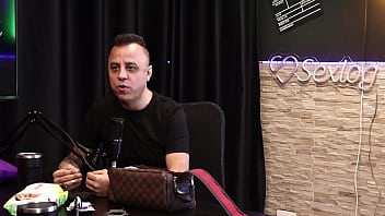&Eacute_ isso que tem dentro do kit de um Dogging,  mas a camisinha... - Freddy,  O Rei do Dogging (Toda hora sem parar) (SHEER/RED)
