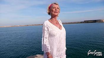 Eva,  70 ans,  dresse deux &eacute_talons fougueux