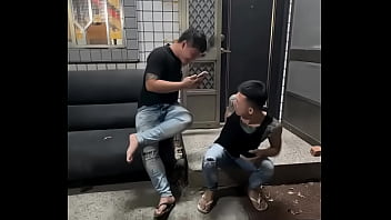 夾腳拖刺青帥哥