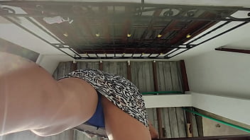 Bajo la falda a la vecina