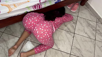 Enga&ntilde_e a mi Hermosa Hijastra Para que Busque de Bajo de la Cama Para Verle su Gran Culo