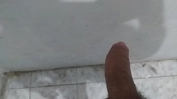Novinho safado batendo uma