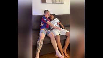 negro dotado comendo o branquinho em varias posi&ccedil_&otilde_es com direito a dildo e mijada