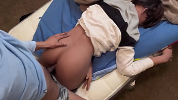 Mientras mi marido est&aacute_ en el trabajo,  mi vecino me est&aacute_ follando en mi propia cama