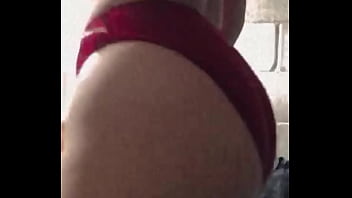 Hermosa tetona nos modela