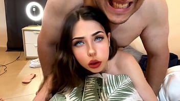 El padrastro de mi amiga me convence para follar, yo queria ir al cine, y termino follando con un gordo de 46 a&ntilde_os, (HABLANDO ESPA&Ntilde_OL)video completo