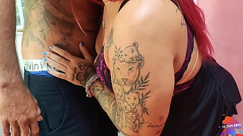 Boquete no tatuado no quarto da minha amiga,  gozei gostoso na boca dele