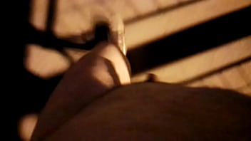 Desnudo por la noche en un puente sobre la autopista