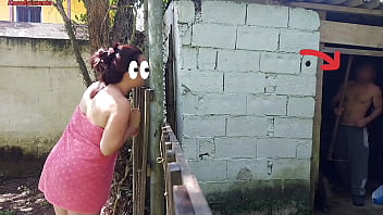 Chuveiro n&atilde_o funciona,  mulher casada pede ajuda ao caseiro da ch&aacute_cara usando apenas uma toalha e paga com sexo