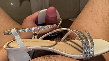 Milf sandal heels gets a cumshot