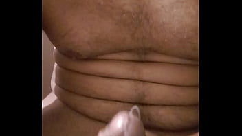 Me pide que le mande mientras la lleno de leche