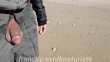 Hors saison,  en balade sur la plage,  j&#039_exhib ma bite et me branle,