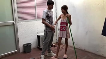 LE PROPONGO A MI HERMANASTRA FOLLAR MIENTRAS MIS PADRES NO ESTAN EN CASA
