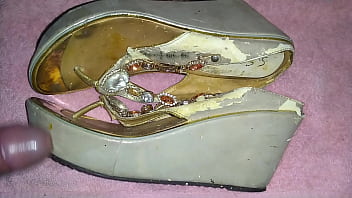 Deslizo rico mi verga dura,  sobre sandalias plataforma color beige