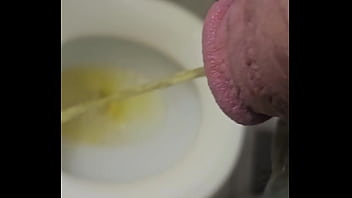 OSOFROZE teen stud pees in toilet