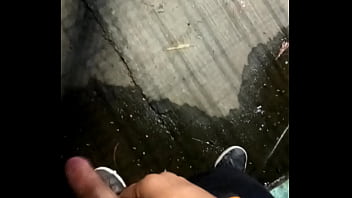 Me masturbo en un puente peatonal