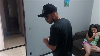 Dona de casa apreensiva com policial procurando o marido,  paga a liberdade com a bunda!